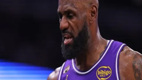 “NBA离队球员雷迪什受多队追捧：京粤沪领跑，CBA与NBA球员争夺战”